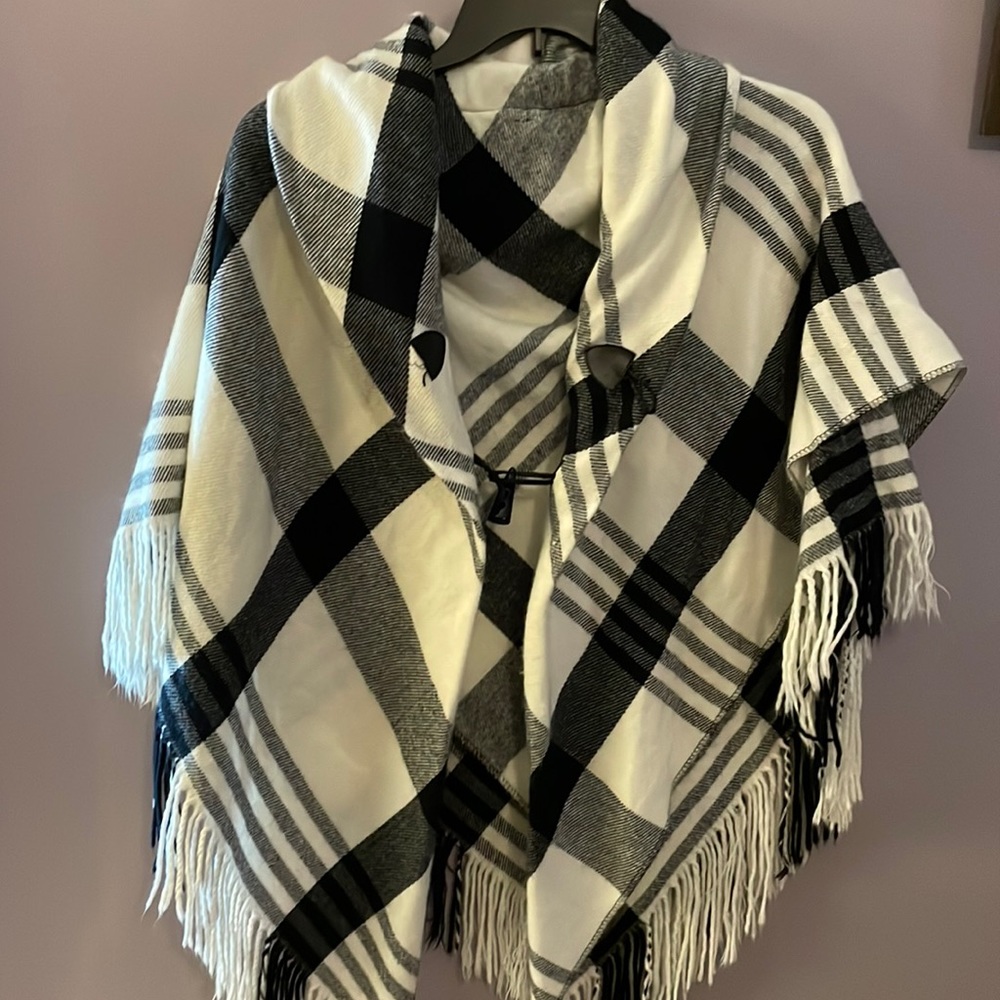 Poncho black and white one size